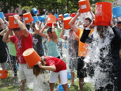 冰桶挑战现场图